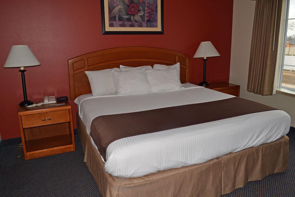 Paola Inn And Suites Room photo