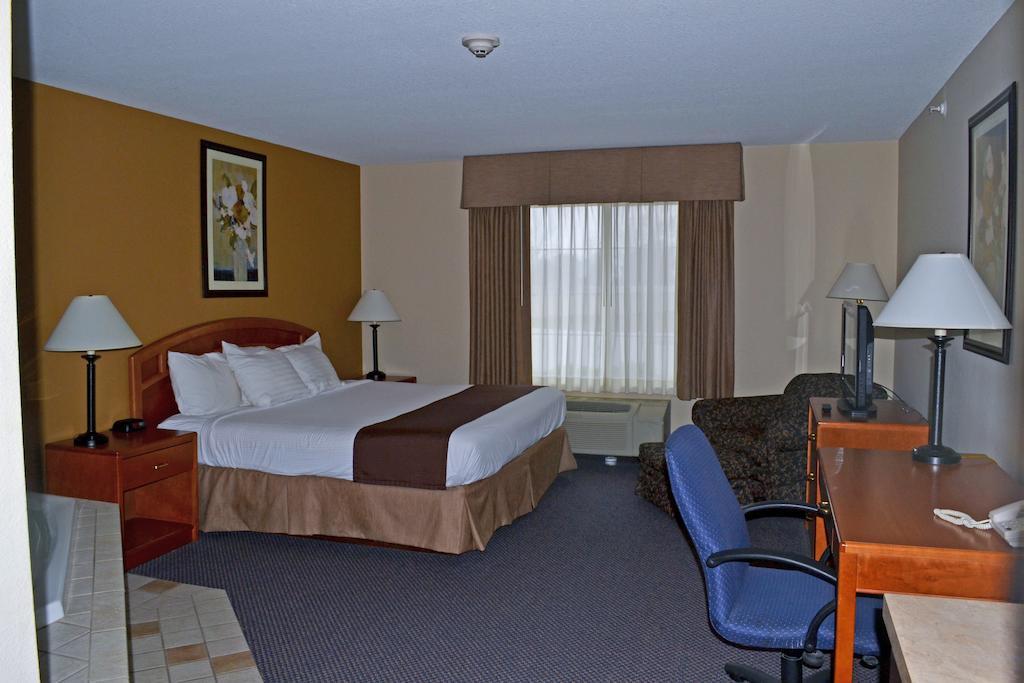 Paola Inn And Suites Room photo