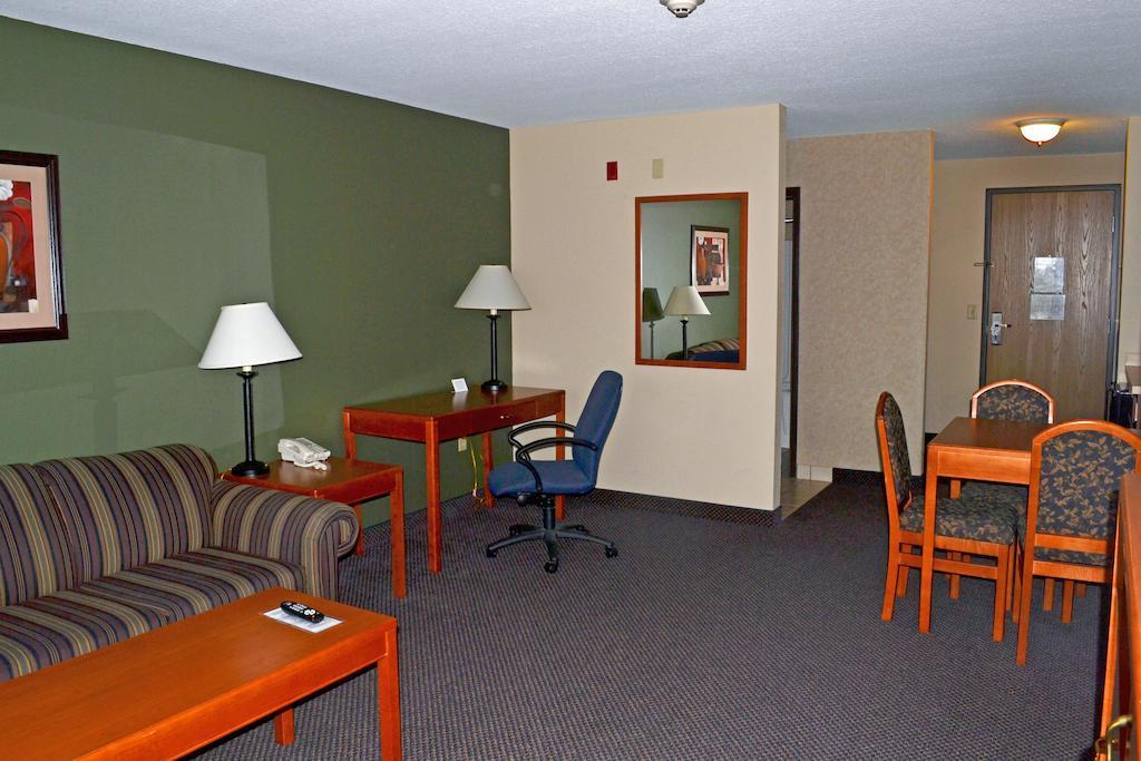 Paola Inn And Suites Room photo