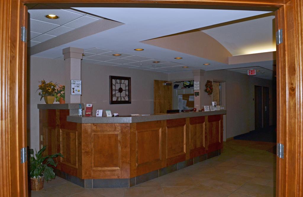 Paola Inn And Suites Exterior photo