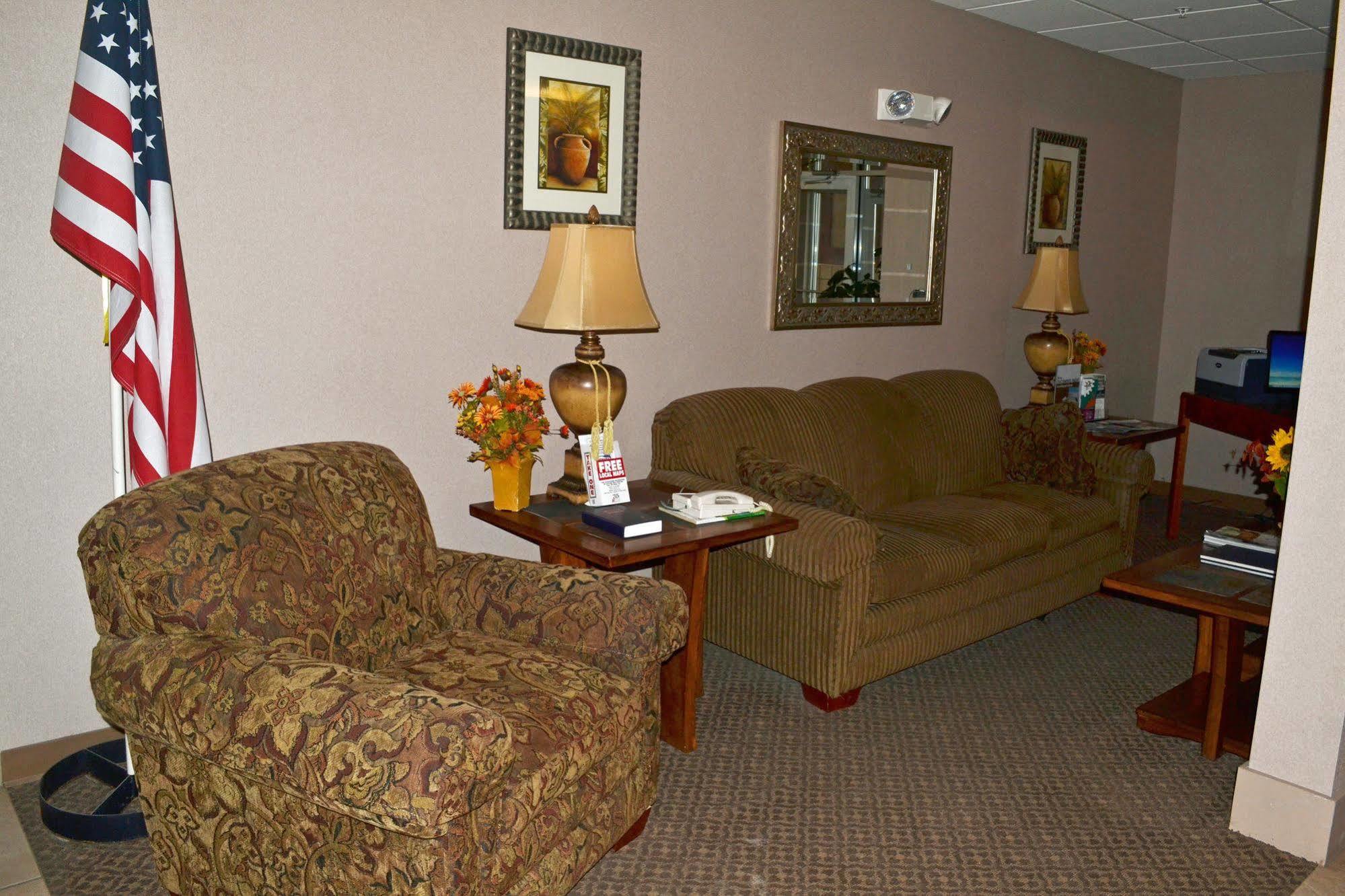 Paola Inn And Suites Exterior photo