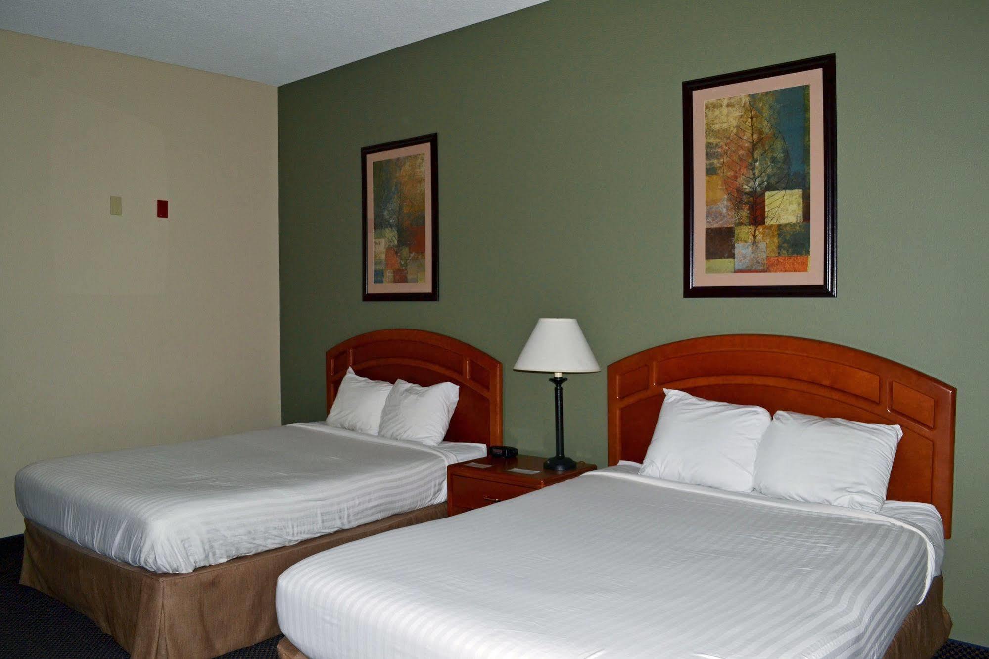Paola Inn And Suites Exterior photo
