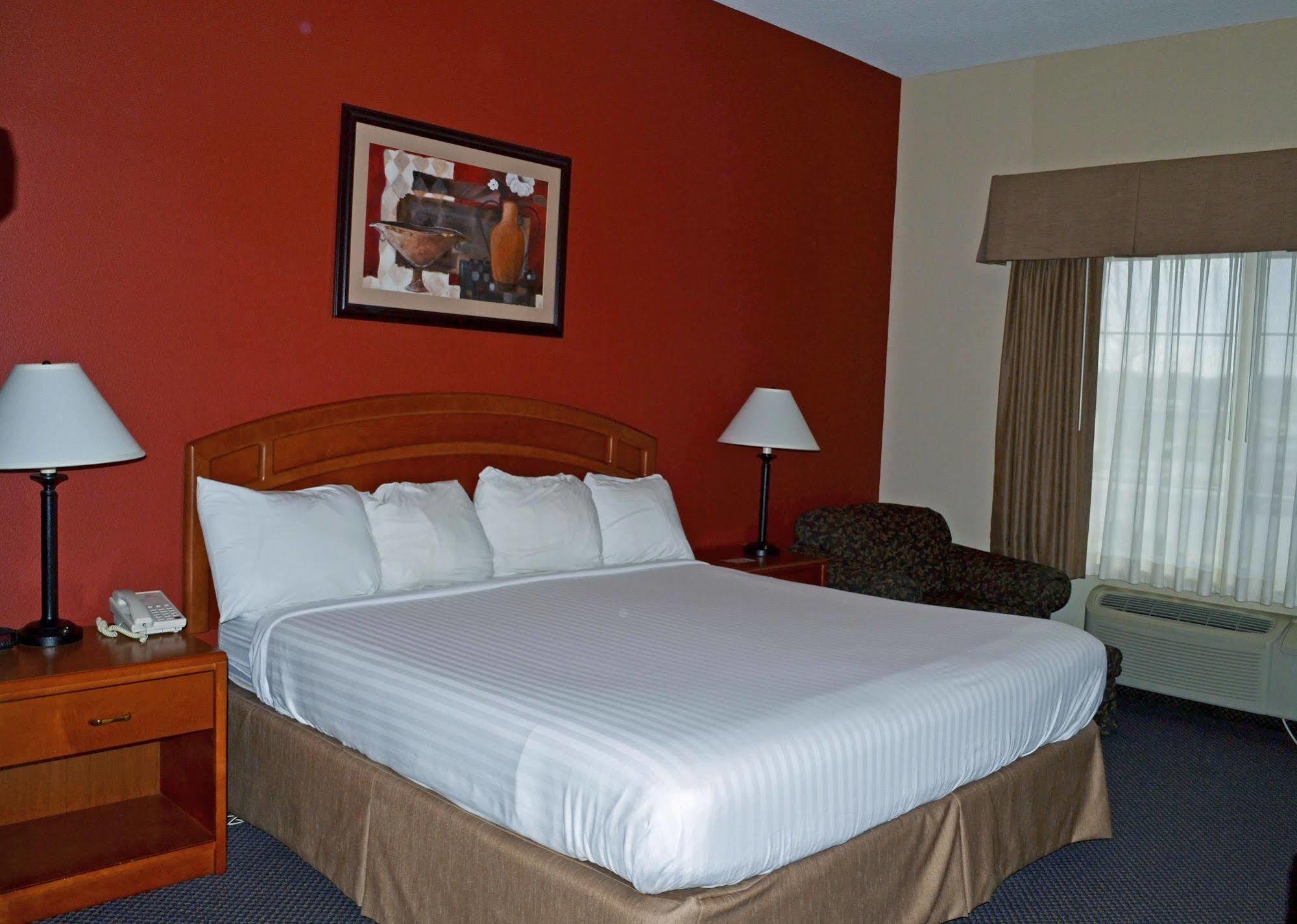 Paola Inn And Suites Exterior photo
