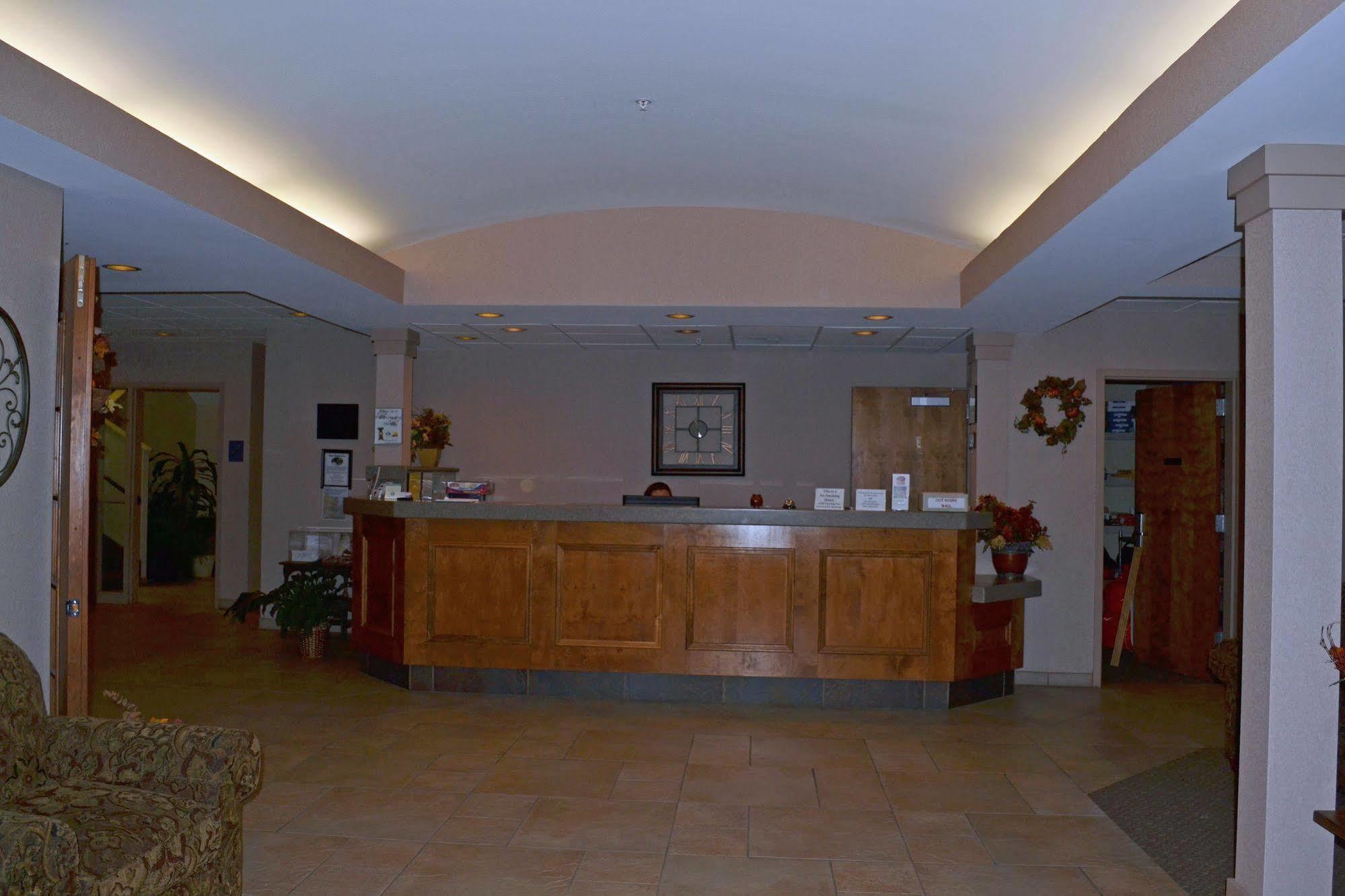 Paola Inn And Suites Exterior photo