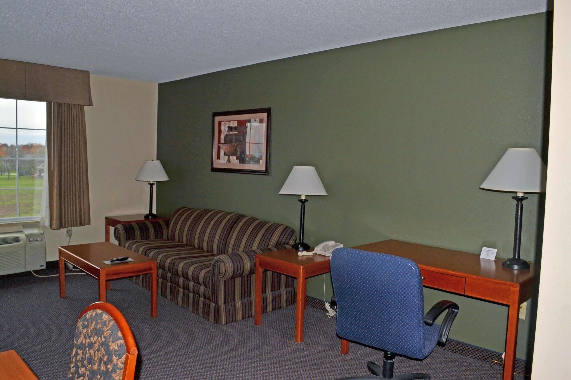 Paola Inn And Suites Exterior photo