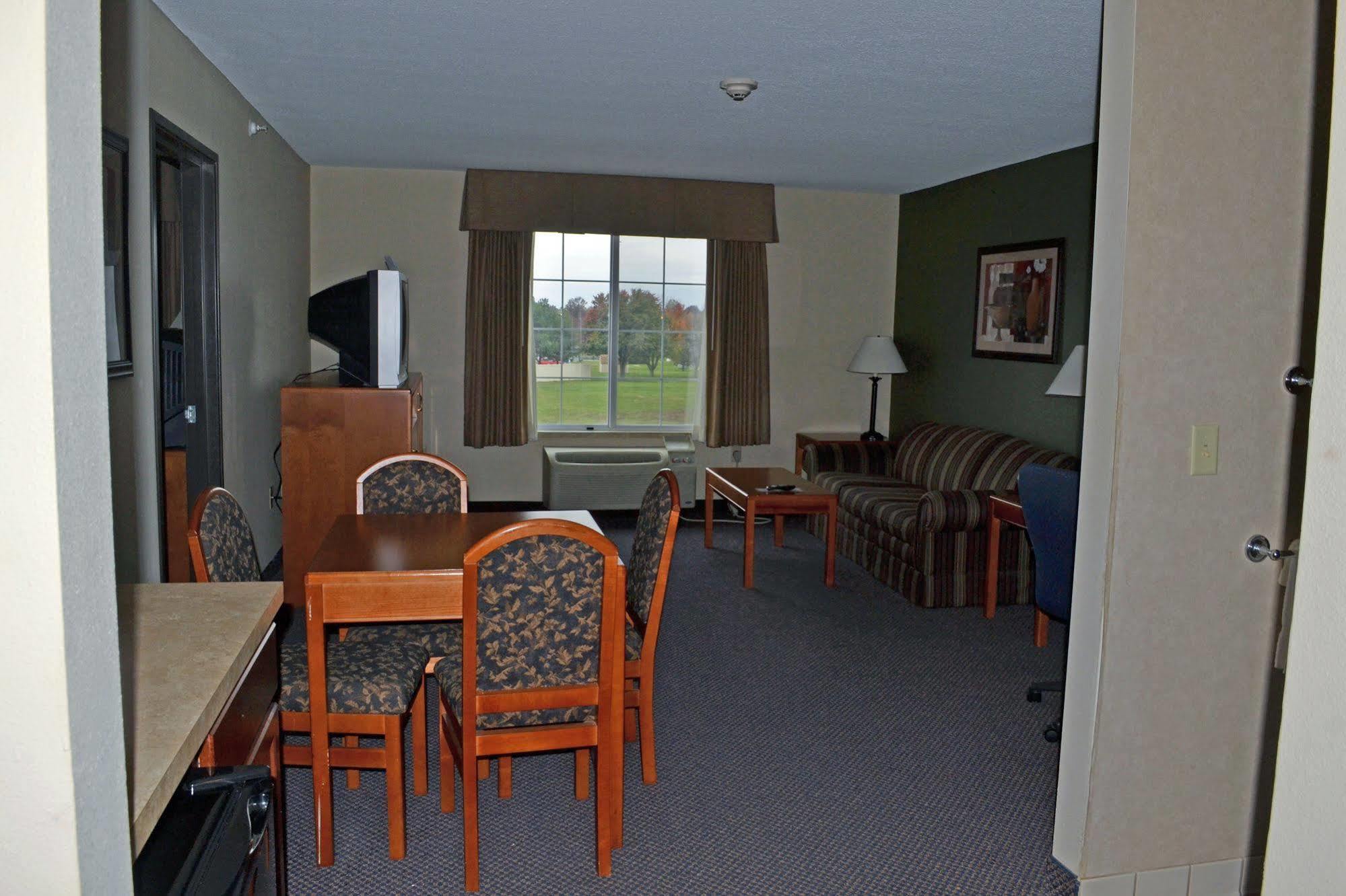 Paola Inn And Suites Exterior photo