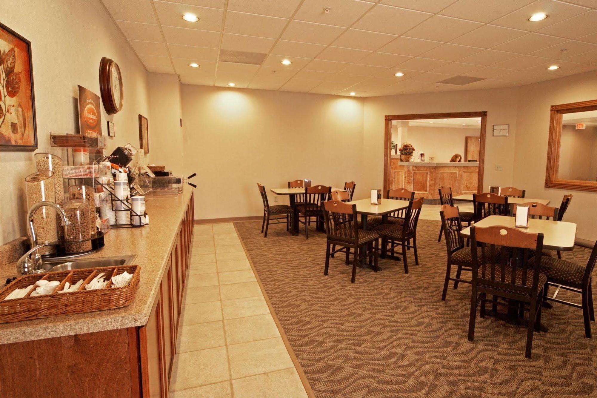 Paola Inn And Suites Exterior photo