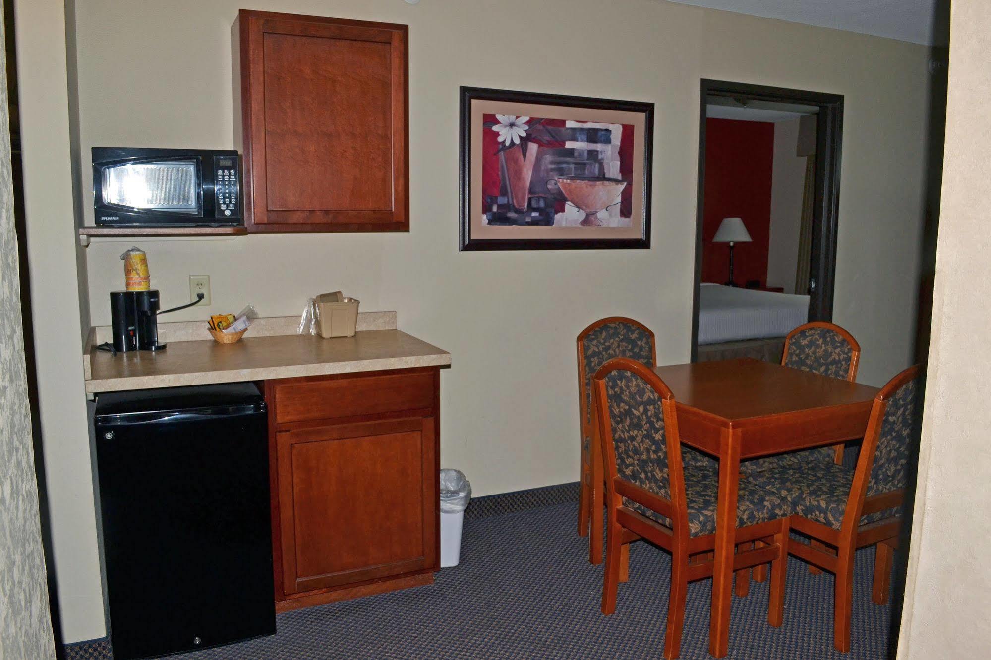 Paola Inn And Suites Exterior photo