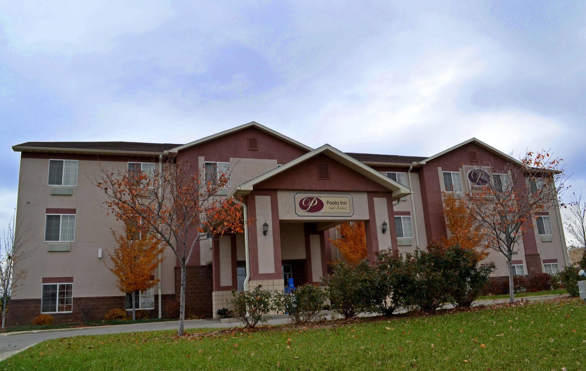 Paola Inn And Suites Exterior photo